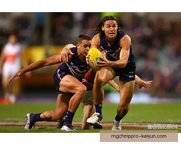 贝林厄姆庆祝动作起源引发球迷热议，展现独特风格与个性